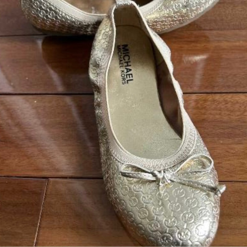 Michael kors ballet shoes size 3 kid. Golden